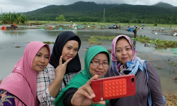 Vụ sóng thần tại Indonesia: Càng đổ nát càng nhiều...like? Vu song than tai Indonesia: Cang do nat cang nhieu...like?