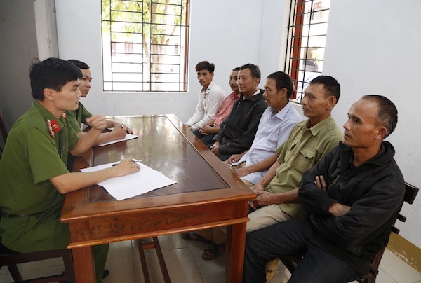 Khởi tố nhóm người giết voọc rồi phát cảnh ăn óc trực tiếp lên Facebook Khoi to nhom nguoi giet vooc roi phat canh an oc truc tiep len Facebook