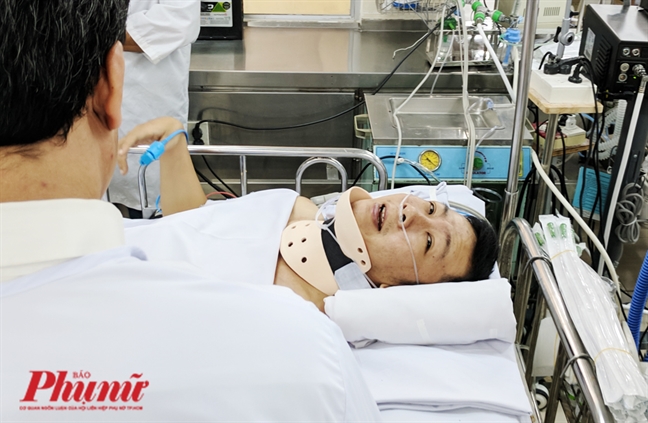 Nhớ về mẹ, cô gái trẻ cố gắng sống sót sau khi bị xe container tông chấn thương sọ não Nho ve me, co gai tre co gang song sot sau khi bi xe container tong chan thuong so nao