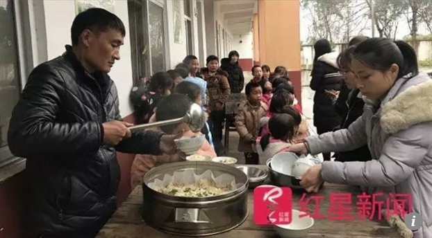 Bữa ăn của thầy hiệu trưởng làm ấm lòng những đứa trẻ thiếu vắng cha mẹ Bua an cua thay hieu truong lam am long nhung dua tre thieu vang cha me