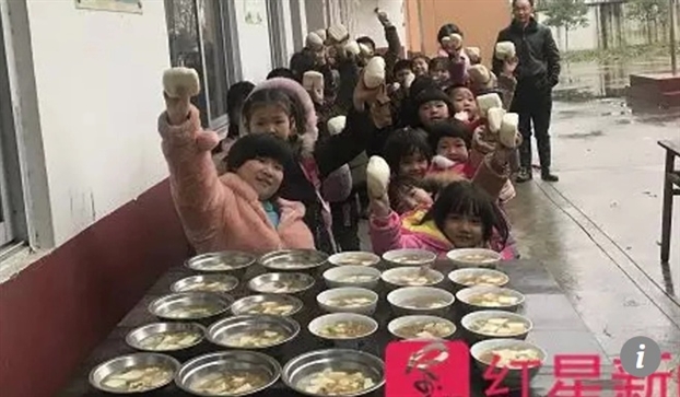 Bữa ăn của thầy hiệu trưởng làm ấm lòng những đứa trẻ thiếu vắng cha mẹ Bua an cua thay hieu truong lam am long nhung dua tre thieu vang cha me