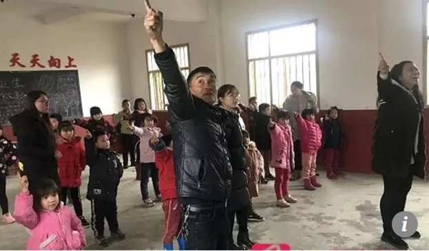 Bữa ăn của thầy hiệu trưởng làm ấm lòng những đứa trẻ thiếu vắng cha mẹ Bua an cua thay hieu truong lam am long nhung dua tre thieu vang cha me