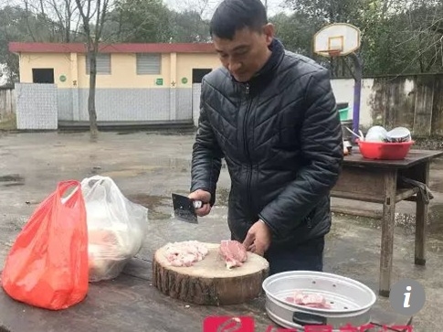 Bữa ăn của thầy hiệu trưởng làm ấm lòng những đứa trẻ thiếu vắng cha mẹ Bua an cua thay hieu truong lam am long nhung dua tre thieu vang cha me