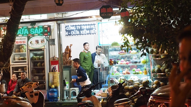 Bắt 'ông trùm' băng nhóm bảo kê ở chợ Long Biên Bat 'ong trum' bang nhom bao ke o cho Long Bien