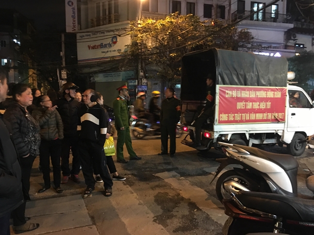 Bắt 'ông trùm' băng nhóm bảo kê ở chợ Long Biên Bat 'ong trum' bang nhom bao ke o cho Long Bien