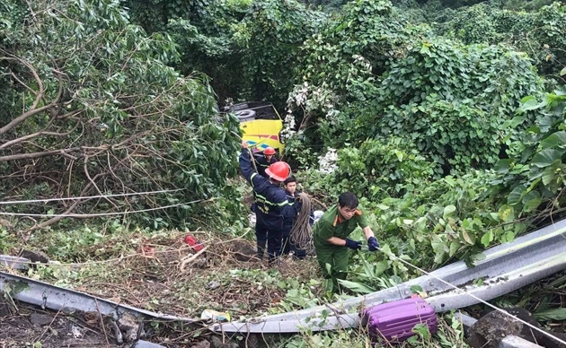 Xe chở 22 sinh viên ở Kiên Giang rơi xuống vực đèo Hải Vân Xe cho 22 sinh vien o Kien Giang roi xuong vuc deo Hai Van