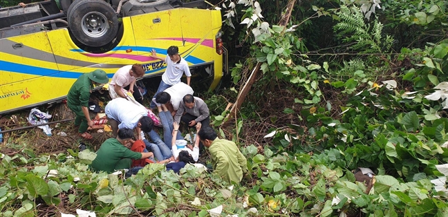 Xe chở 22 sinh viên ở Kiên Giang rơi xuống vực đèo Hải Vân Xe cho 22 sinh vien o Kien Giang roi xuong vuc deo Hai Van