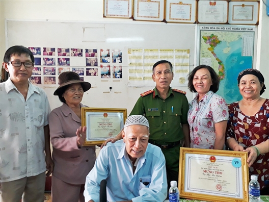 Hỗ trợ chị em người Chăm xây dựng gia đình hạnh phúc Ho tro chi em nguoi Cham xay dung gia dinh hanh phuc