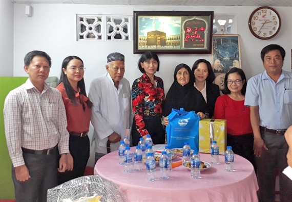 Hỗ trợ chị em người Chăm xây dựng gia đình hạnh phúc Ho tro chi em nguoi Cham xay dung gia dinh hanh phuc