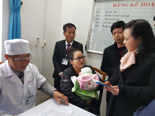 Bộ trưởng Nguyễn Thị Kim Tiến: 'Dù có phản ứng vẫn cần phải tiêm vắc xin' Bo truong Nguyen Thi Kim Tien: 'Du co phan ung van can phai tiem vac xin'