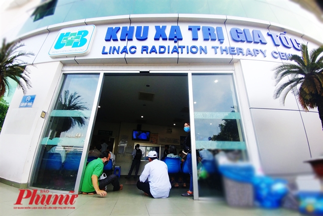Đang xạ trị, bệnh nhân ung thư bị yêu cầu xin giấy chuyển viện Dang xa tri, benh nhan ung thu bi yeu cau xin giay chuyen vien