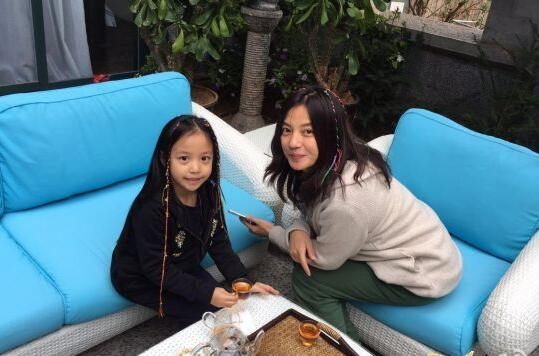 Sao Hoa ngữ làm mẹ: chênh vênh giữa hào quang và con trẻ Sao Hoa ngu lam me: chenh venh giua hao quang va con tre