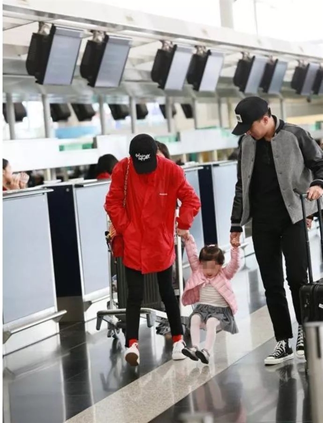 Sao Hoa ngữ làm mẹ: chênh vênh giữa hào quang và con trẻ Sao Hoa ngu lam me: chenh venh giua hao quang va con tre