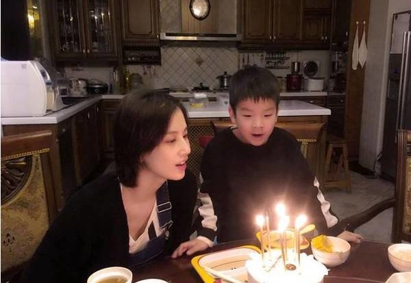 Sao Hoa ngữ làm mẹ: chênh vênh giữa hào quang và con trẻ Sao Hoa ngu lam me: chenh venh giua hao quang va con tre