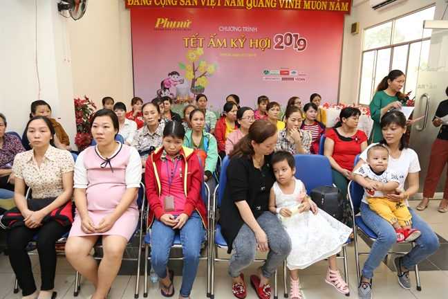 Báo Phụ nữ TP.HCM trao quà tết cho chị em công nhân Bao Phu nu TP.HCM trao qua tet cho chi em cong nhan