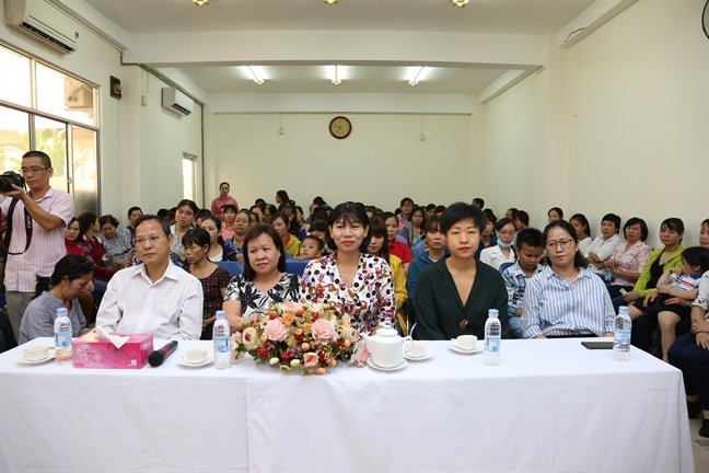 Báo Phụ nữ TP.HCM trao quà tết cho chị em công nhân Bao Phu nu TP.HCM trao qua tet cho chi em cong nhan