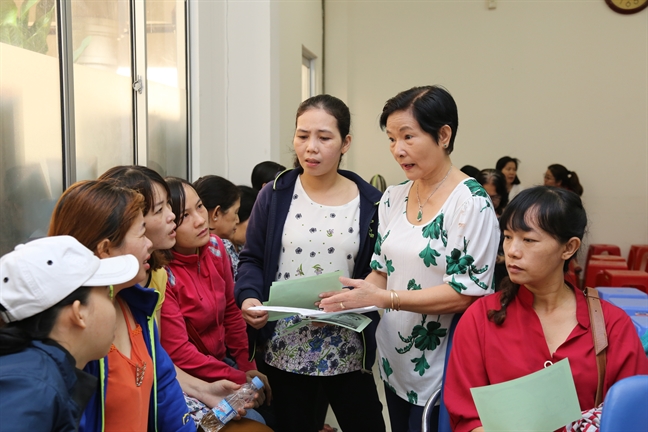 Báo Phụ nữ TP.HCM trao quà tết cho chị em công nhân Bao Phu nu TP.HCM trao qua tet cho chi em cong nhan