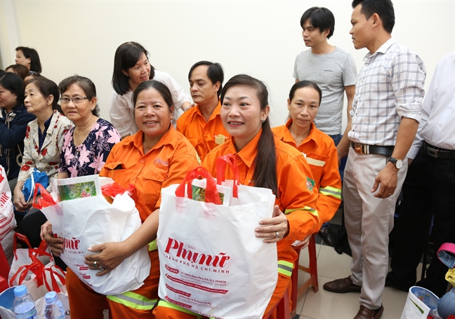 Báo Phụ nữ TP.HCM trao quà tết cho chị em công nhân Bao Phu nu TP.HCM trao qua tet cho chi em cong nhan