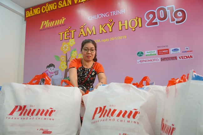 Báo Phụ nữ TP.HCM trao quà tết cho chị em công nhân Bao Phu nu TP.HCM trao qua tet cho chi em cong nhan