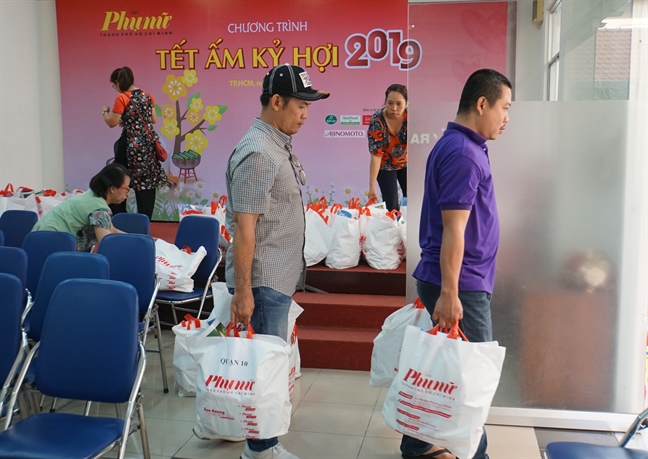 Báo Phụ nữ TP.HCM trao quà tết cho chị em công nhân Bao Phu nu TP.HCM trao qua tet cho chi em cong nhan