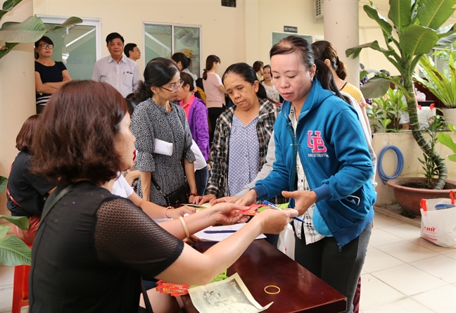 Báo Phụ nữ TP.HCM trao quà tết cho chị em công nhân Bao Phu nu TP.HCM trao qua tet cho chi em cong nhan
