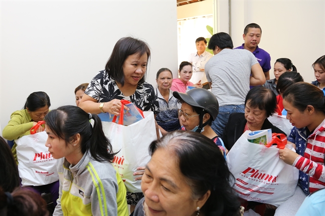 Báo Phụ nữ TP.HCM trao quà tết cho chị em công nhân Bao Phu nu TP.HCM trao qua tet cho chi em cong nhan