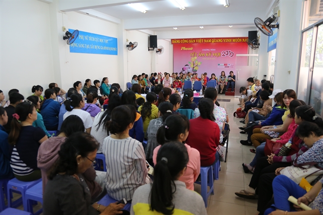 Báo Phụ nữ TP.HCM trao quà tết cho chị em công nhân Bao Phu nu TP.HCM trao qua tet cho chi em cong nhan