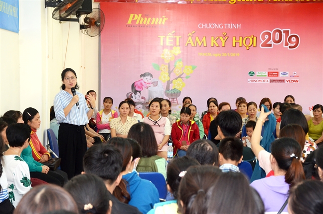 Món quà tình nghĩa đến với nữ công nhân xa quê Mon qua tinh nghia den voi nu cong nhan xa que