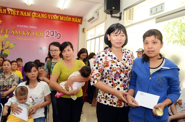 Món quà tình nghĩa đến với nữ công nhân xa quê Mon qua tinh nghia den voi nu cong nhan xa que