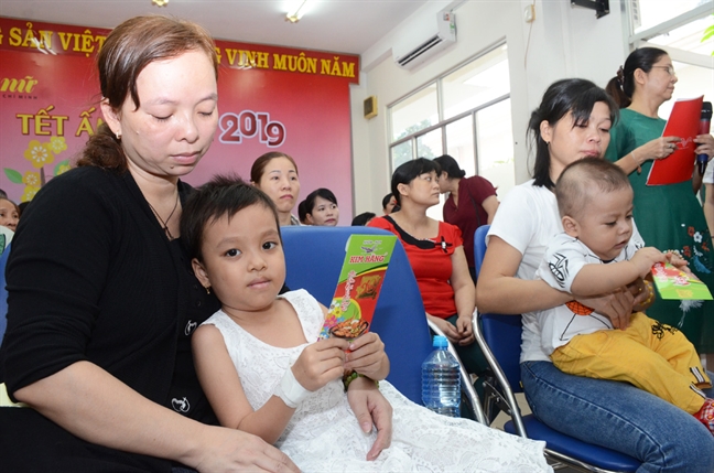 Sau lưng họ, còn có những vòng tay Sau lung ho, con co nhung vong tay