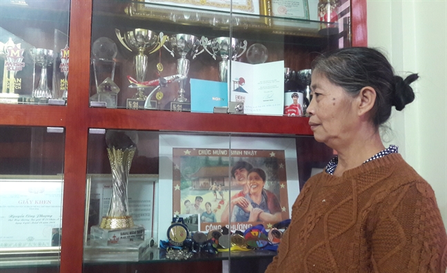 Mẹ cầu thủ Công Phượng: ‘Cha mẹ xem con đá bóng mà thở không nổi’ Me cau thu Cong Phuong: ‘Cha me xem con da bong ma tho khong noi’