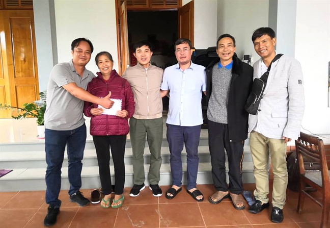 Mẹ cầu thủ Công Phượng: ‘Cha mẹ xem con đá bóng mà thở không nổi’ Me cau thu Cong Phuong: ‘Cha me xem con da bong ma tho khong noi’