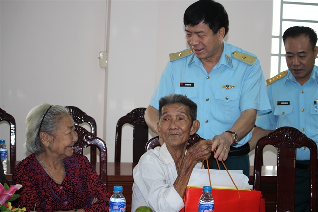Lãnh đạo Trung ương, TP.HCM, Bộ Quốc phòng thăm chúc tết các cá nhân, đơn vị Lanh dao Trung uong, TP.HCM, Bo Quoc phong tham chuc tet cac ca nhan, don vi