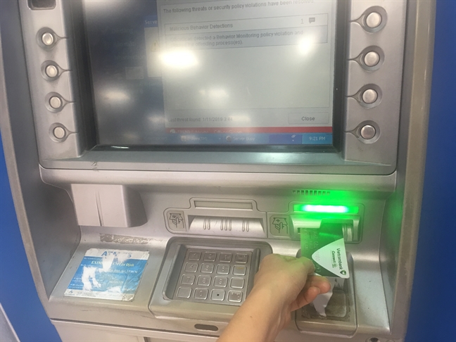 Tái diễn cảnh ATM nuốt thẻ, tắc nghẽn, không rút được tiền ngày giáp tết Tai dien canh ATM nuot the, tac nghen, khong rut duoc tien ngay giap tet
