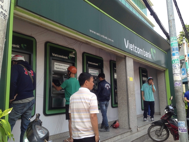 Tái diễn cảnh ATM nuốt thẻ, tắc nghẽn, không rút được tiền ngày giáp tết Tai dien canh ATM nuot the, tac nghen, khong rut duoc tien ngay giap tet
