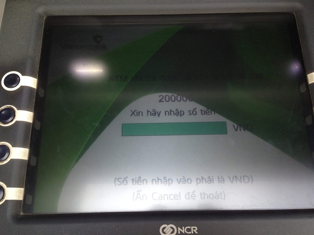 Tái diễn cảnh ATM nuốt thẻ, tắc nghẽn, không rút được tiền ngày giáp tết Tai dien canh ATM nuot the, tac nghen, khong rut duoc tien ngay giap tet