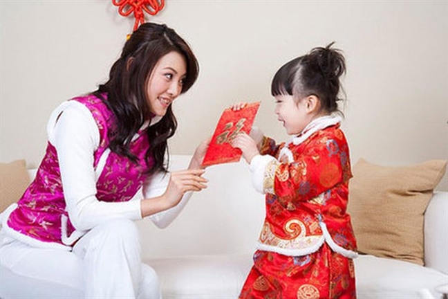 Đau đầu khi bà nội dạy cháu 'gom' lì xì Dau dau khi ba noi day chau 'gom' li xi