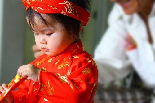 Đau đầu khi bà nội dạy cháu 'gom' lì xì Dau dau khi ba noi day chau 'gom' li xi