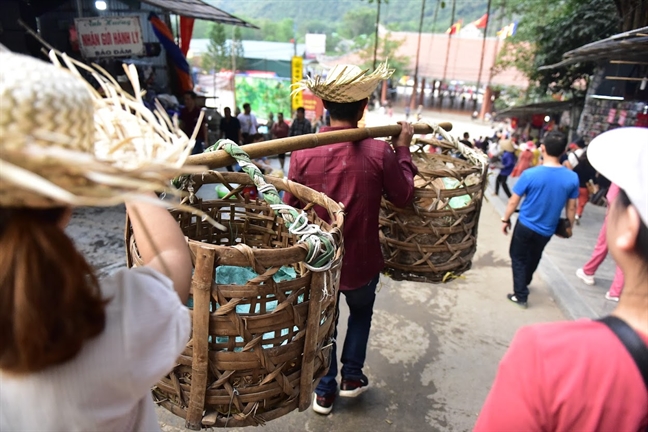 Du khách 'tả tơi' sau nhiều giờ chen lấn tại lễ hội chùa Hương Du khach 'ta toi' sau nhieu gio chen lan tai le hoi chua Huong