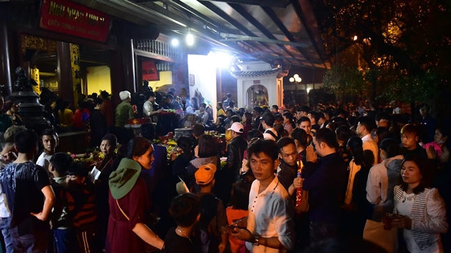 Du khách 'tả tơi' sau nhiều giờ chen lấn tại lễ hội chùa Hương Du khach 'ta toi' sau nhieu gio chen lan tai le hoi chua Huong