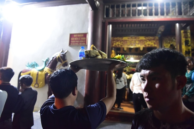 Du khách 'tả tơi' sau nhiều giờ chen lấn tại lễ hội chùa Hương Du khach 'ta toi' sau nhieu gio chen lan tai le hoi chua Huong
