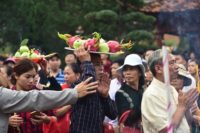 Du khách 'tả tơi' sau nhiều giờ chen lấn tại lễ hội chùa Hương Du khach 'ta toi' sau nhieu gio chen lan tai le hoi chua Huong
