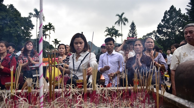 Du khách 'tả tơi' sau nhiều giờ chen lấn tại lễ hội chùa Hương Du khach 'ta toi' sau nhieu gio chen lan tai le hoi chua Huong