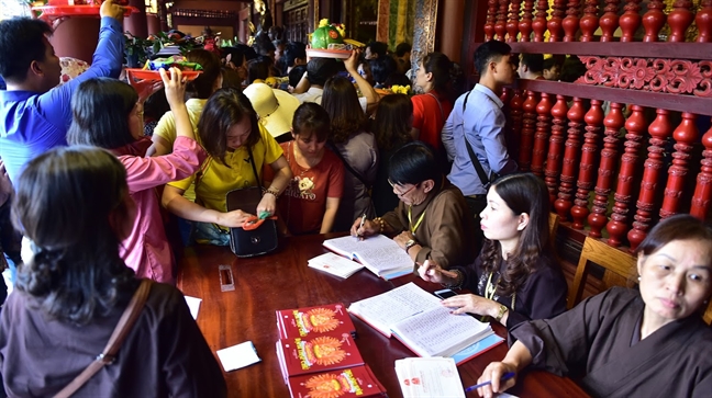 Du khách 'tả tơi' sau nhiều giờ chen lấn tại lễ hội chùa Hương Du khach 'ta toi' sau nhieu gio chen lan tai le hoi chua Huong