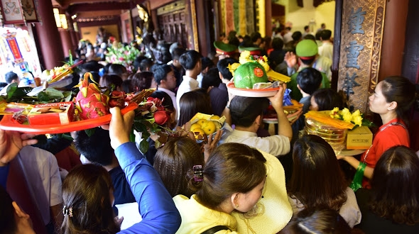 Du khách 'tả tơi' sau nhiều giờ chen lấn tại lễ hội chùa Hương Du khach 'ta toi' sau nhieu gio chen lan tai le hoi chua Huong