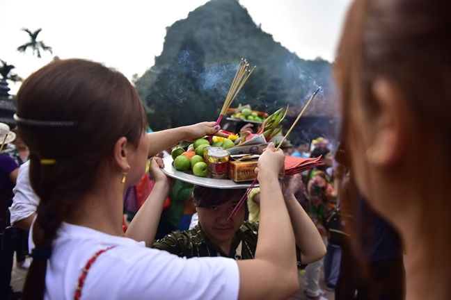 Du khách 'tả tơi' sau nhiều giờ chen lấn tại lễ hội chùa Hương Du khach 'ta toi' sau nhieu gio chen lan tai le hoi chua Huong