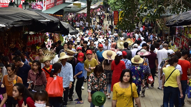 Du khách 'tả tơi' sau nhiều giờ chen lấn tại lễ hội chùa Hương Du khach 'ta toi' sau nhieu gio chen lan tai le hoi chua Huong