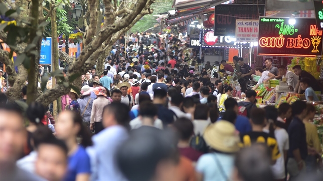 Du khách 'tả tơi' sau nhiều giờ chen lấn tại lễ hội chùa Hương Du khach 'ta toi' sau nhieu gio chen lan tai le hoi chua Huong
