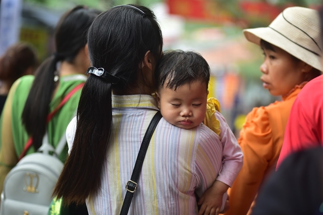 Du khách 'tả tơi' sau nhiều giờ chen lấn tại lễ hội chùa Hương Du khach 'ta toi' sau nhieu gio chen lan tai le hoi chua Huong