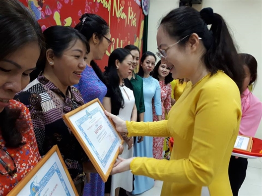 Hơn 97.300 suất quà trị giá trên 24 tỷ đồng chăm lo cho phụ nữ các giới đón xuân Hon 97.300 suat qua tri gia tren 24 ty dong cham lo cho phu nu cac gioi don xuan